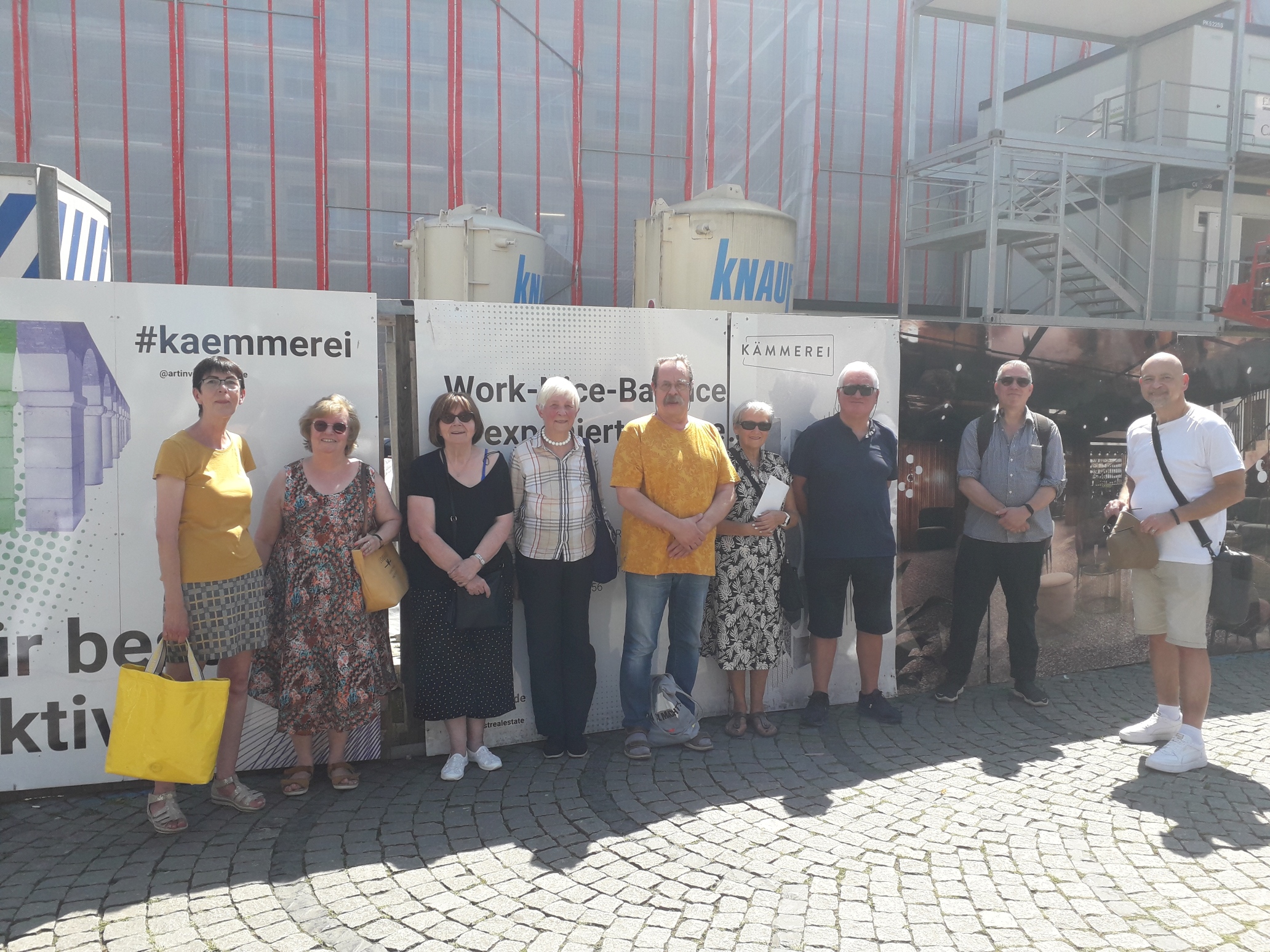 Führung über die Bolkerstr. mit Frank Leuver am 30.7.2024, bei 30 °C  wurde jeder Schattenplatz mitgenommen